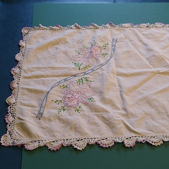 Vintage Dresser Scarf Purple Tulips Embroidered Lacey Scalloped Edge Cottagecore - Picture 3 of 9